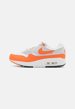 Nike: Оранжевые кроссовки Air Max 1