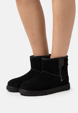 UGG: Чёрные ботинки  Classic Mini