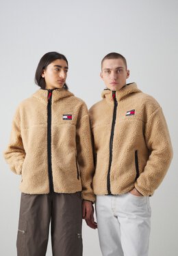 Tommy Jeans: Зимняя толстовка 