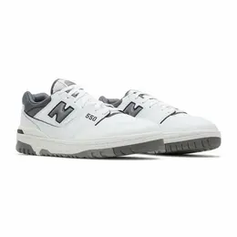 New Balance: Серые кроссовки  550