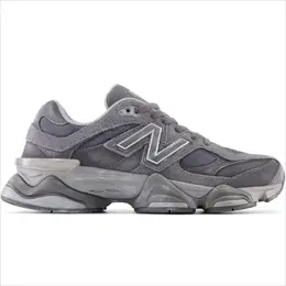 New Balance: Серые кроссовки 