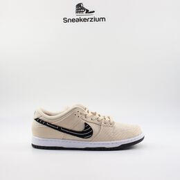 Nike: Бежевые кроссовки SB Dunk Low