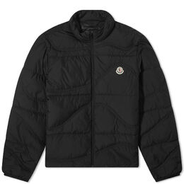 Moncler: Чёрная куртка 