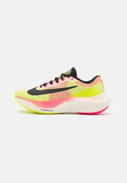 Nike: Зелёные кроссовки  Zoom Fly