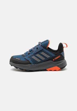 Adidas: Оранжевые кроссовки  Terrex