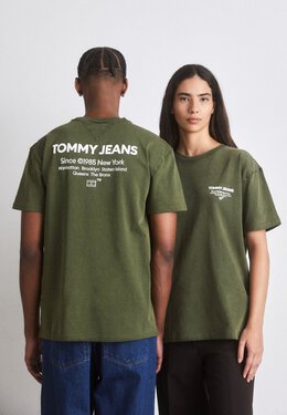 Tommy Jeans: Футболка  Essential с принтом