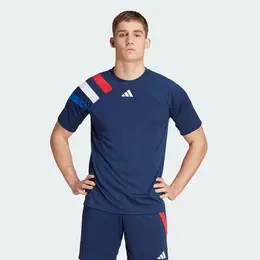 adidas: Спортивная футболка 