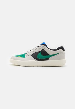 Nike: Светлые кроссовки 