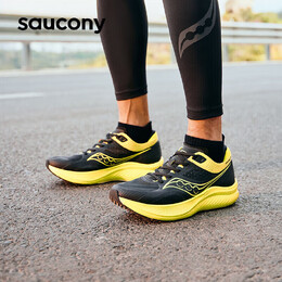 Saucony: Чёрные кроссовки 