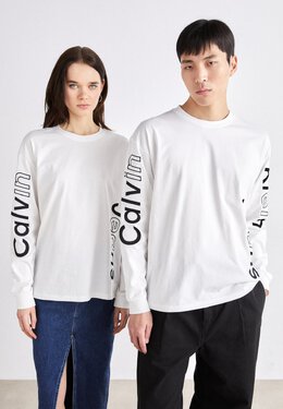 Calvin Klein Jeans: Яркая футболка 