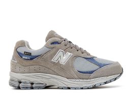 New Balance: Серые кроссовки  2002R
