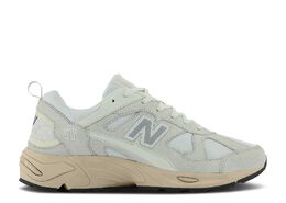 New Balance: Серые кроссовки 