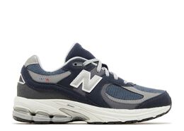 New Balance: Серебристые кроссовки  2002R