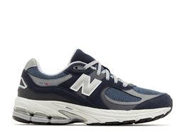 New Balance: Серебристые кроссовки  2002R