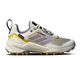 Adidas: Белые кроссовки  Terrex Swift