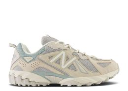 New Balance: Бежевые кроссовки 