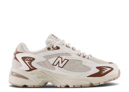 New Balance: Бежевые кроссовки  725