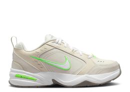 Nike: Светлые кроссовки  Air Monarch IV