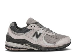 New Balance: Серые кроссовки  2002R