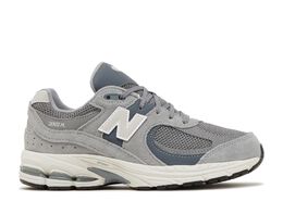 New Balance: Серые кроссовки  2002R