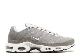 Nike: Серые кроссовки  Air Max Plus