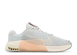 Nike: Зелёные кроссовки 