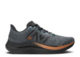 New Balance: Чёрные кроссовки  FuelCell