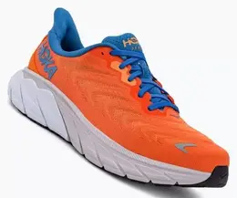 Hoka: Оранжевые кроссовки