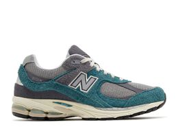 New Balance: Зелёные кроссовки  2002R