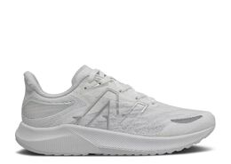 New Balance: Белые кроссовки  FuelCell