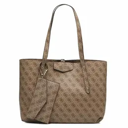 GUESS: Бежевая сумка 