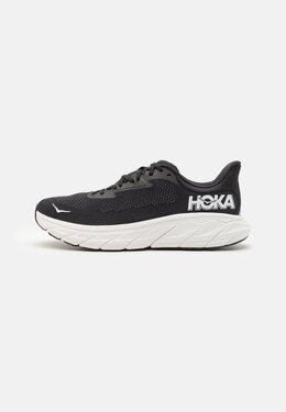 HOKA: Чёрные кроссовки 