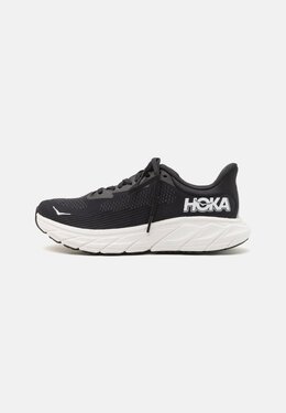 HOKA: Чёрные кроссовки 