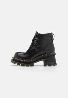 Dr. Martens: Чёрные ботинки 