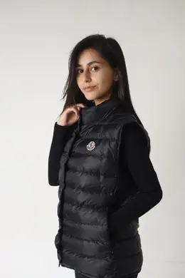 Moncler: Чёрный жилет  Liane