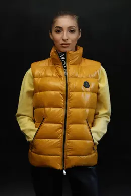 Moncler: Жёлтый жилет 