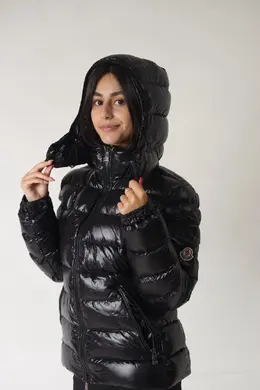 Moncler: Чёрный пуховик  Bady