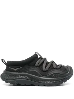 HOKA: Чёрные кроссовки 