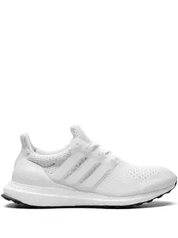 adidas: Белые кроссовки  UltraBoost