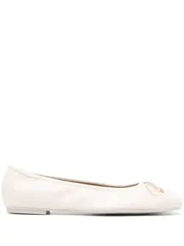 Stuart Weitzman: Белые балетки 