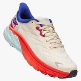 Hoka: Бежевые кроссовки 