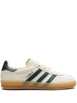 adidas: Белые кроссовки  Gazelle Indoor