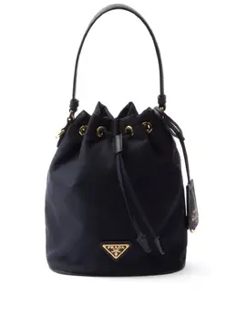 Prada: Чёрная сумка 