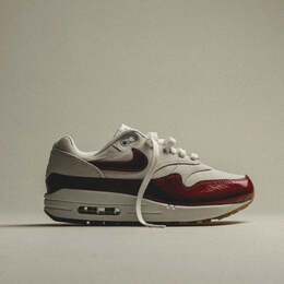 Nike: Красные кроссовки  WMNS Air Max 1