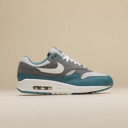 Nike: Серые кроссовки  Air Max 1