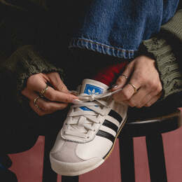 Adidas: Белые кроссовки 