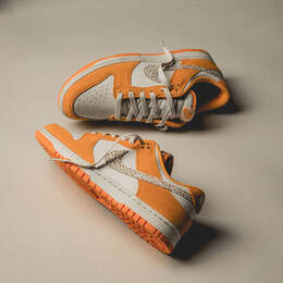 Nike: Светлые кроссовки  Dunk Low