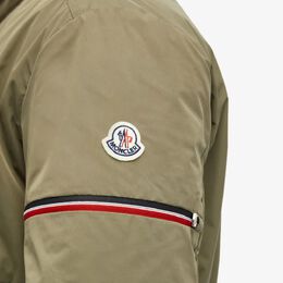 Moncler: Зелёная куртка 