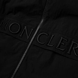 Moncler: Чёрная куртка 