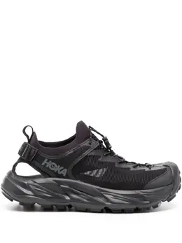 HOKA: Чёрные кроссовки 